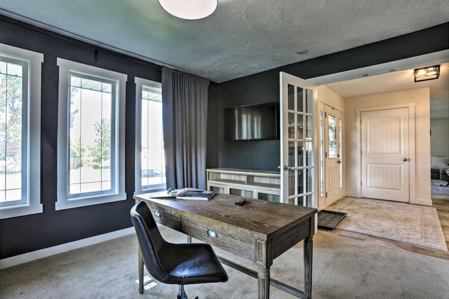 Building Photo - 930 Canyon Ave