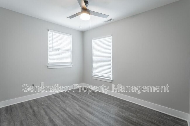 Building Photo - 5 Meadowbrook Dr W