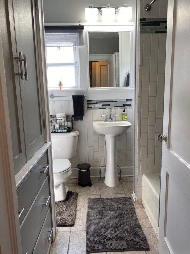 Modern bath - 3901 N Pennsylvania St