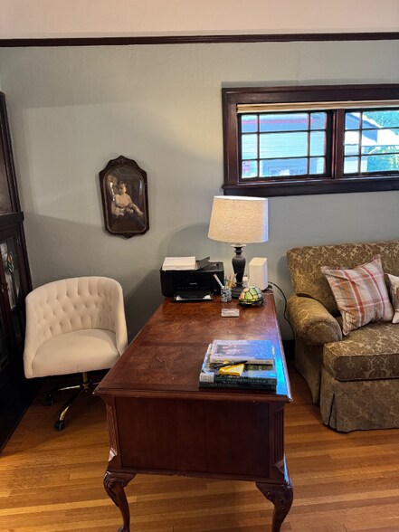 Building Photo - 1022 W 19th Ave