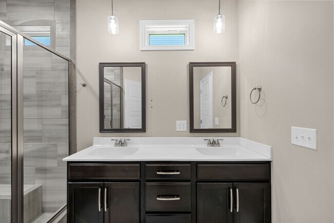 Building Photo - Luxury Meets Comfort: 5-Bed Beauty with Ch...