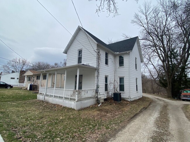 Building Photo - Charming 3BR/2Bath in Moline