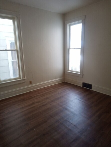 Building Photo - 323 Champion St