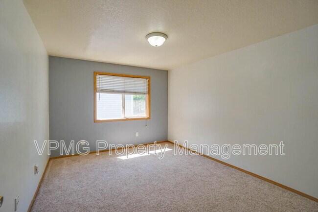 Building Photo - 5502 NE 89th Ave