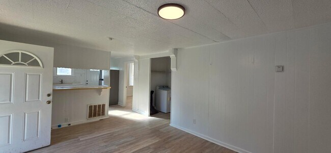 Building Photo - 305 N Kendall St