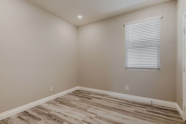 Building Photo - Must see 5 bedroom home with loft