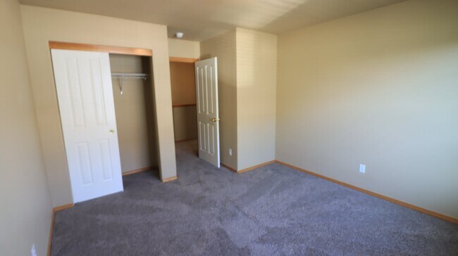 Building Photo - 3/2.5 Townhome in Redmond