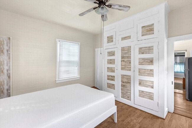 Building Photo - 1 Bedroom 1 Bathroom partially Furnsihed Home available for a 1 year Lease!