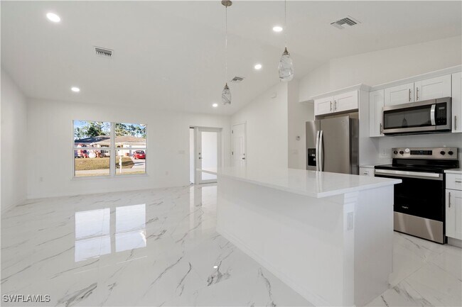 Building Photo - 732 Asher St E