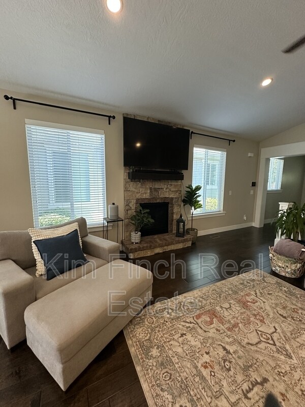 Building Photo - 201 Red Pine Dr