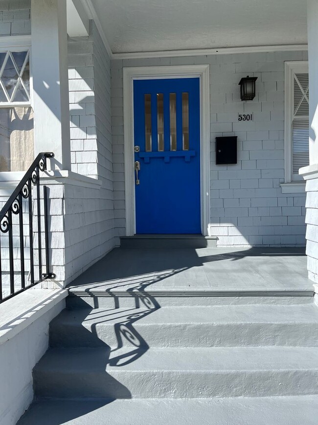 Building Photo - Beautiful Centrally Located Rockridge Craf...