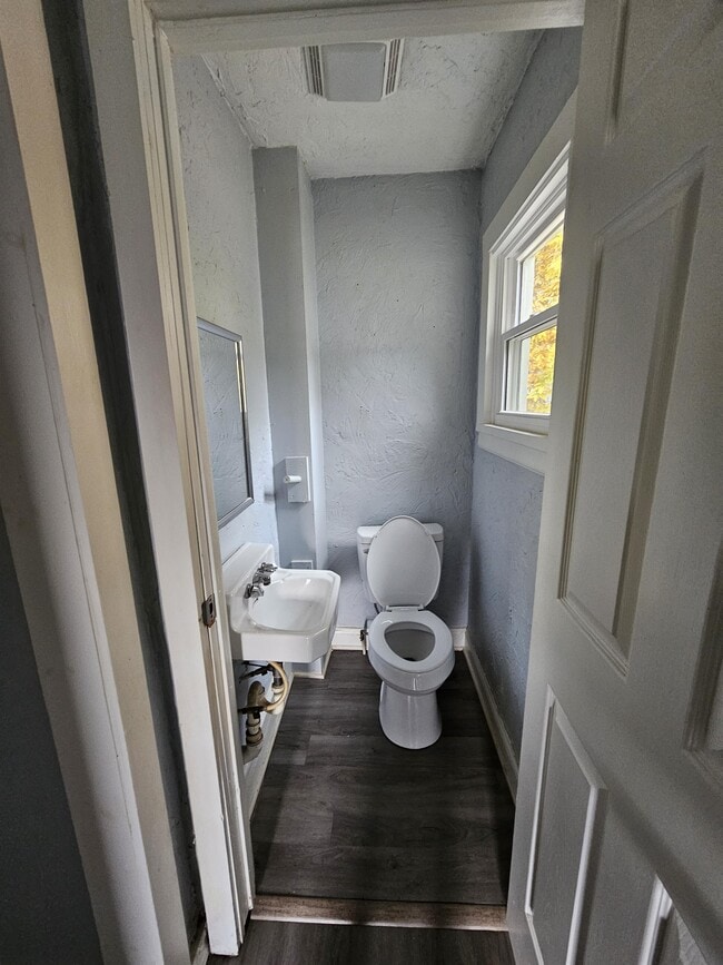 Building Photo - 912 W 3rd St