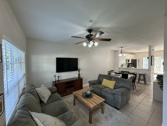 Building Photo - "Charming 2-Bed Home"