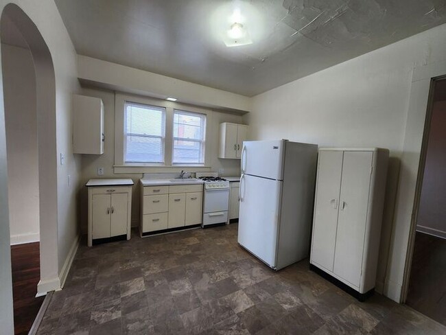 Building Photo - 1 Bedroom Close to ISU - All Utilities Inc...