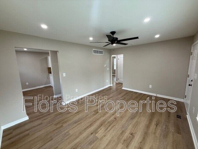 Building Photo - 1018 Urana Ave