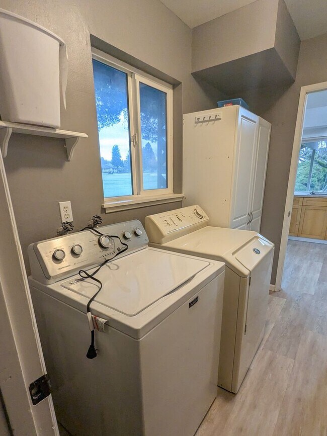 Building Photo - 3063 Winslow Way NW