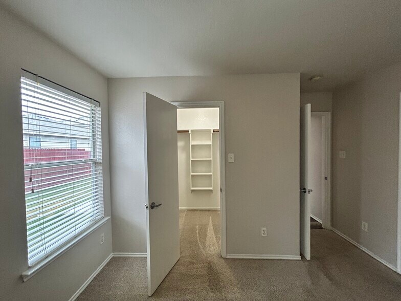 Building Photo - 10445 Hideaway Trl