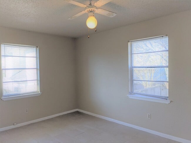 Building Photo - 915 Alexander St