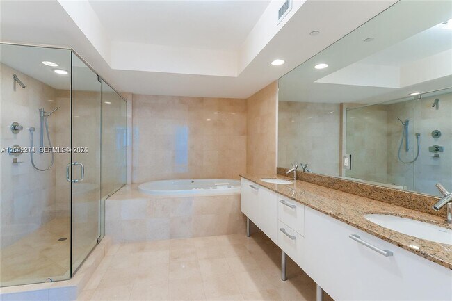 Building Photo - 17201 Collins Ave