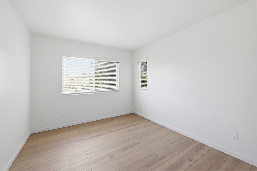 Building Photo - 4810 S La Brea Ave