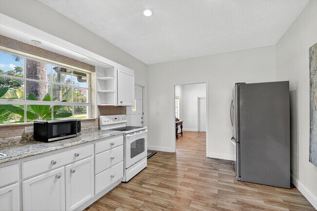 Building Photo - 6225 Pine Dr