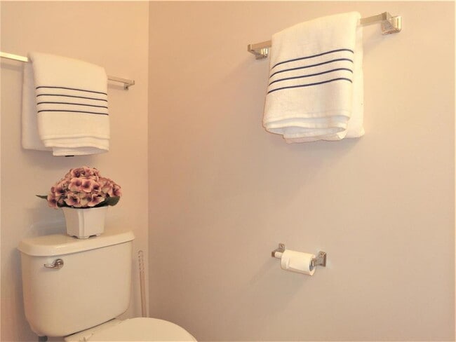 Building Photo - 9204 Holly Ln N