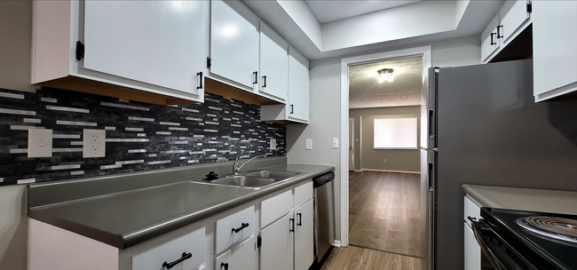 Building Photo - Beautiful 2 bedroom 1.5 bath Condo with at...
