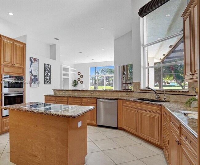 Building Photo - 2501 Poinciana Dr