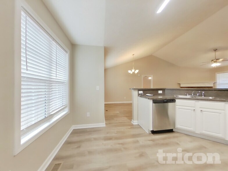 Building Photo - 581 Meadow Spring Dr