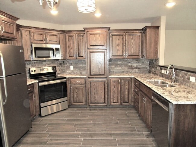 Building Photo - Like New!  3 bedroom 2 bath 2 car garage!