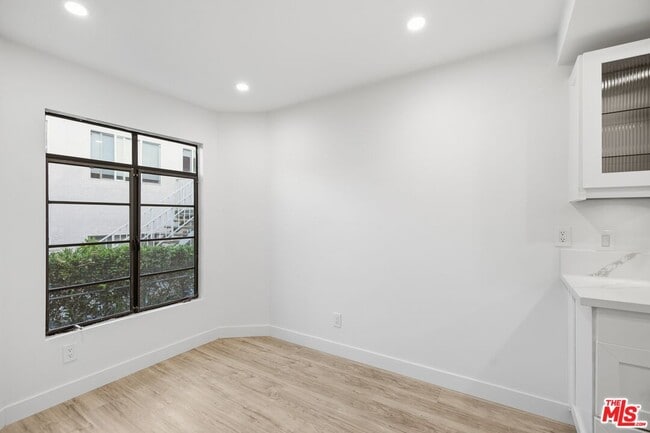 Building Photo - 13025 Moorpark St