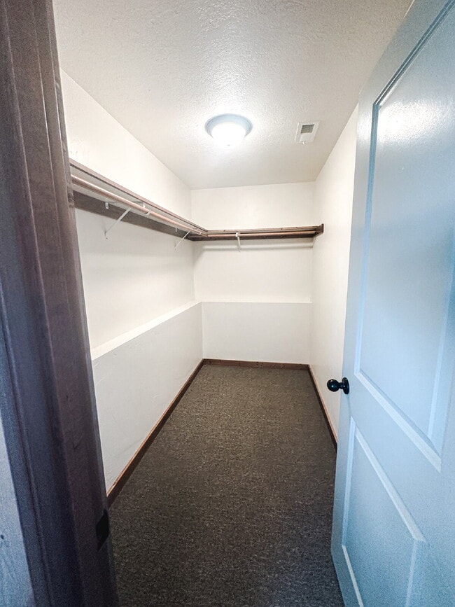 Building Photo - 3 Bedroom, 1 Bathroom Lower Level Duplex