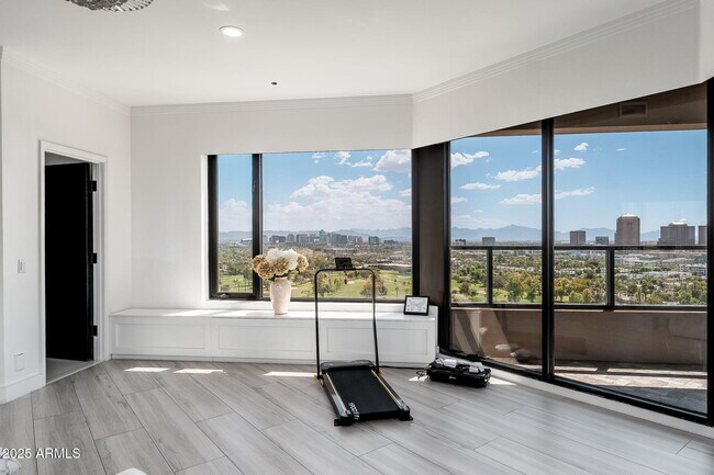 Building Photo - 1040 E Osborn Rd