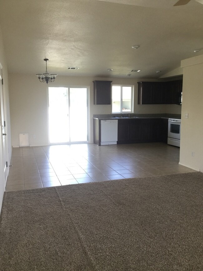 Building Photo - 3 Bedroom 2 Bath with RV parking in Medford!