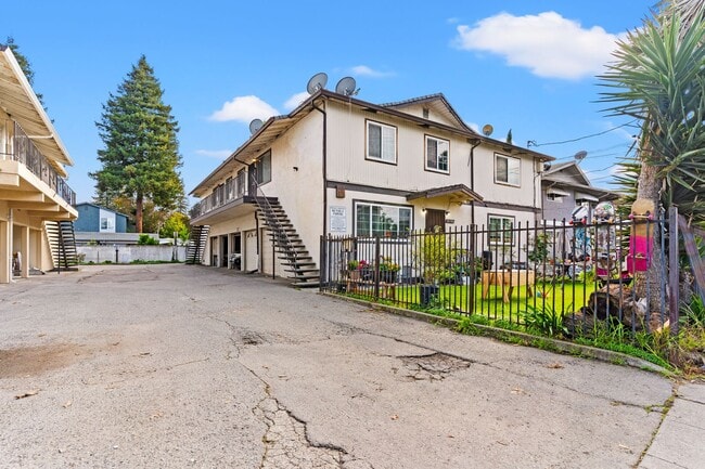 Building Photo - Large 3BD Townhome Style Apartment w/ Brand New Flooring in Hayward