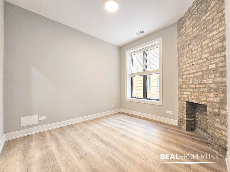 Building Photo - 428 W Belden Ave