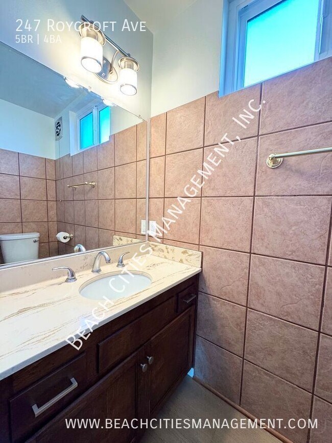 Building Photo - 247 Roycroft Ave