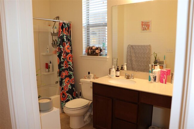 Building Photo - 321 Parrot Tulip View