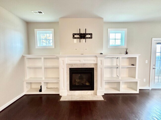 Building Photo - Gorgeous Home in Town Center Virginia Beach!