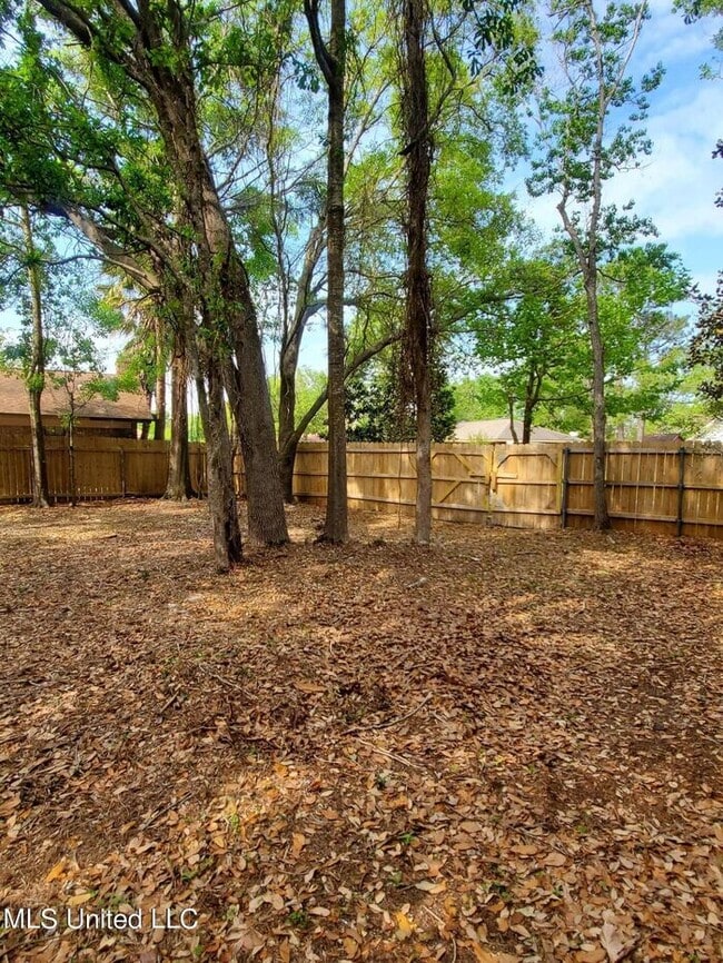 Building Photo - 2302 Robert Dr