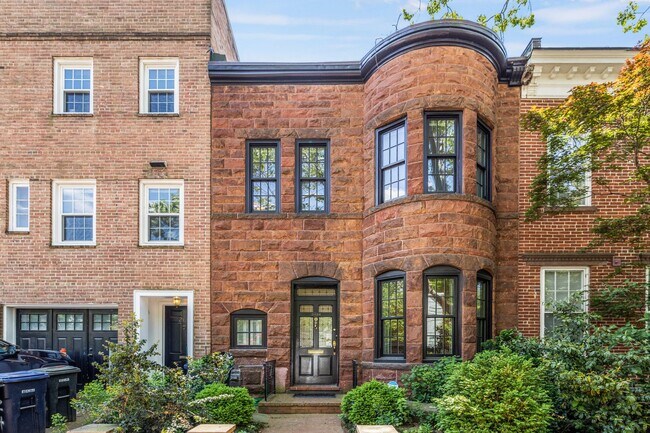 Building Photo - Foggy Bottom Home | 3 Bed | 2.5 Bath | 2,050 Sf | Large Private Patio