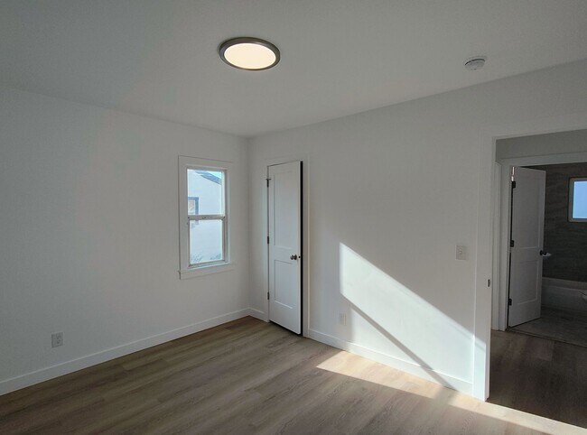 Building Photo - 875 E Gregson Ave