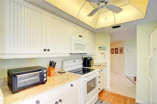 Building Photo - 233 NE Edgewater Dr