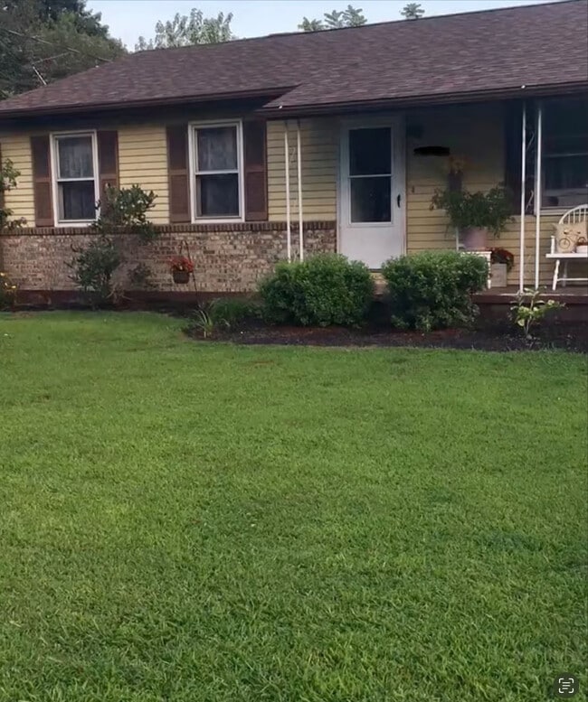 Building Photo - 1420 3rd Ave