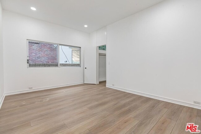 Building Photo - 719 N Bedford Dr