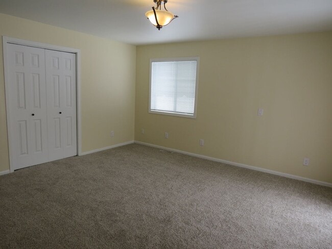 Building Photo - 5 Bed/ 3 Bath/ 3 Car Garage Gorgeous Executive Home in Coveted Castlewood Subdivision