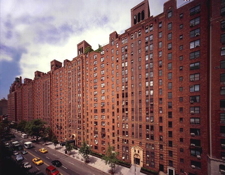 Building Photo - 470 W 24th St