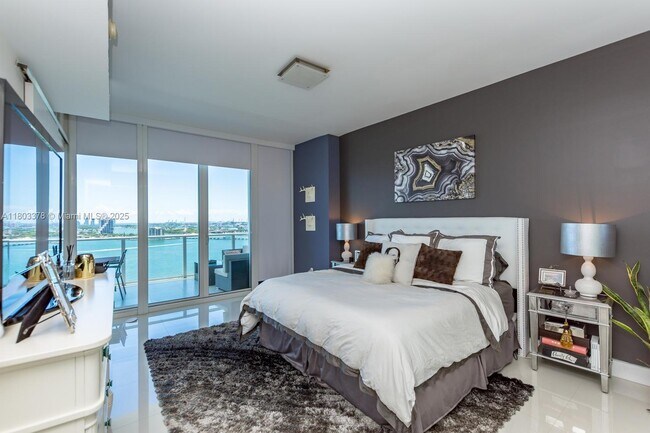 Building Photo - 2020 N Bayshore Dr