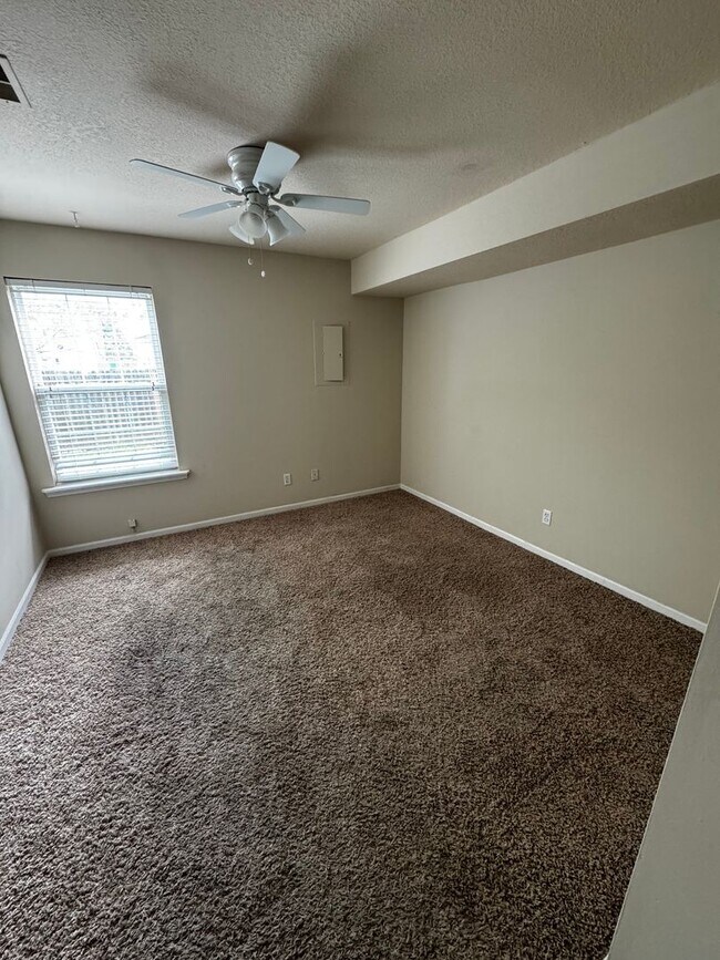 Building Photo - 460/462 Chris Dr.