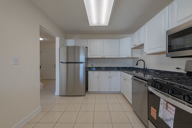 Building Photo - 110 N Waterford Dr